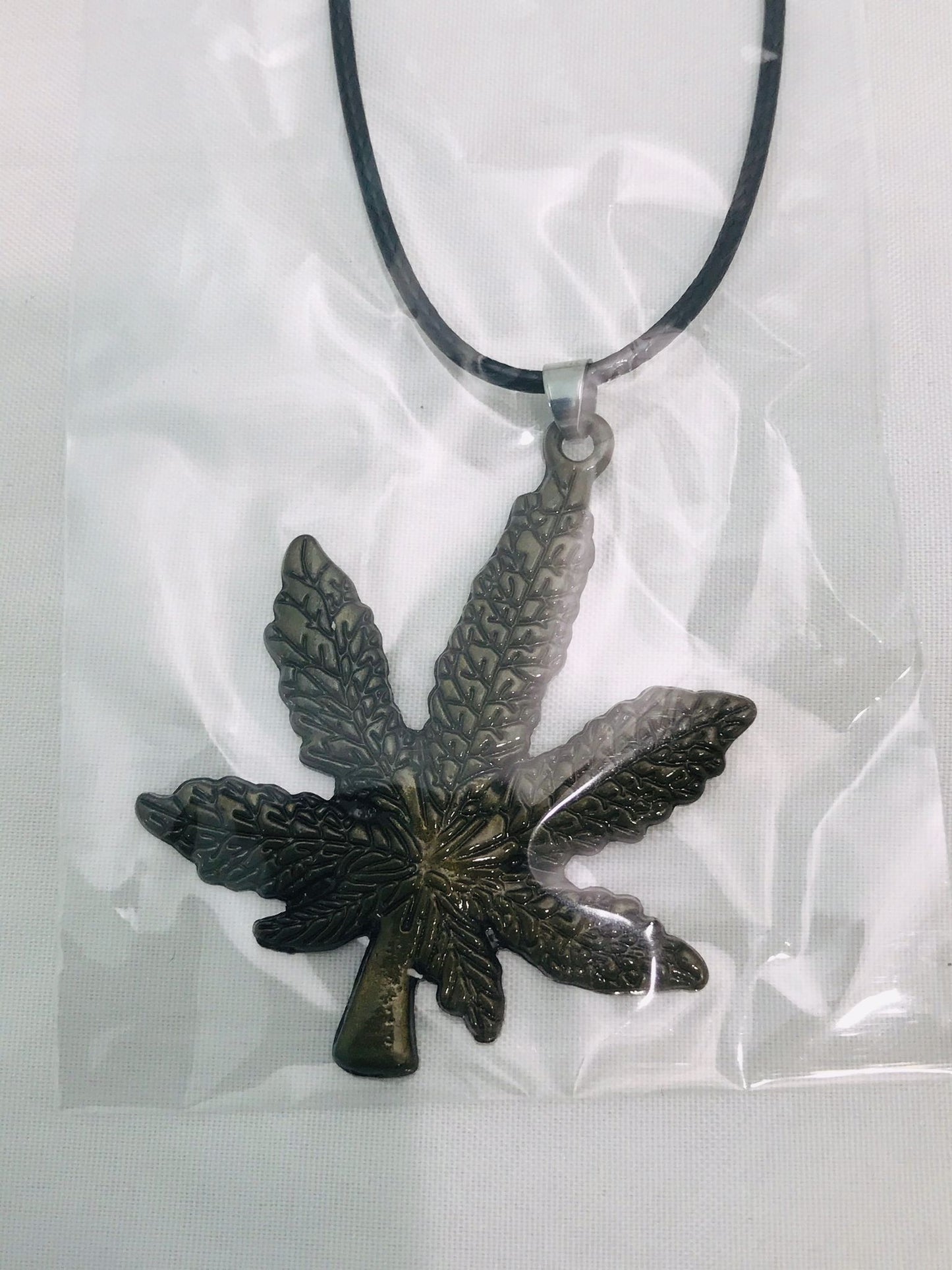 NECKLACE LEAF DISPLAY OF 12